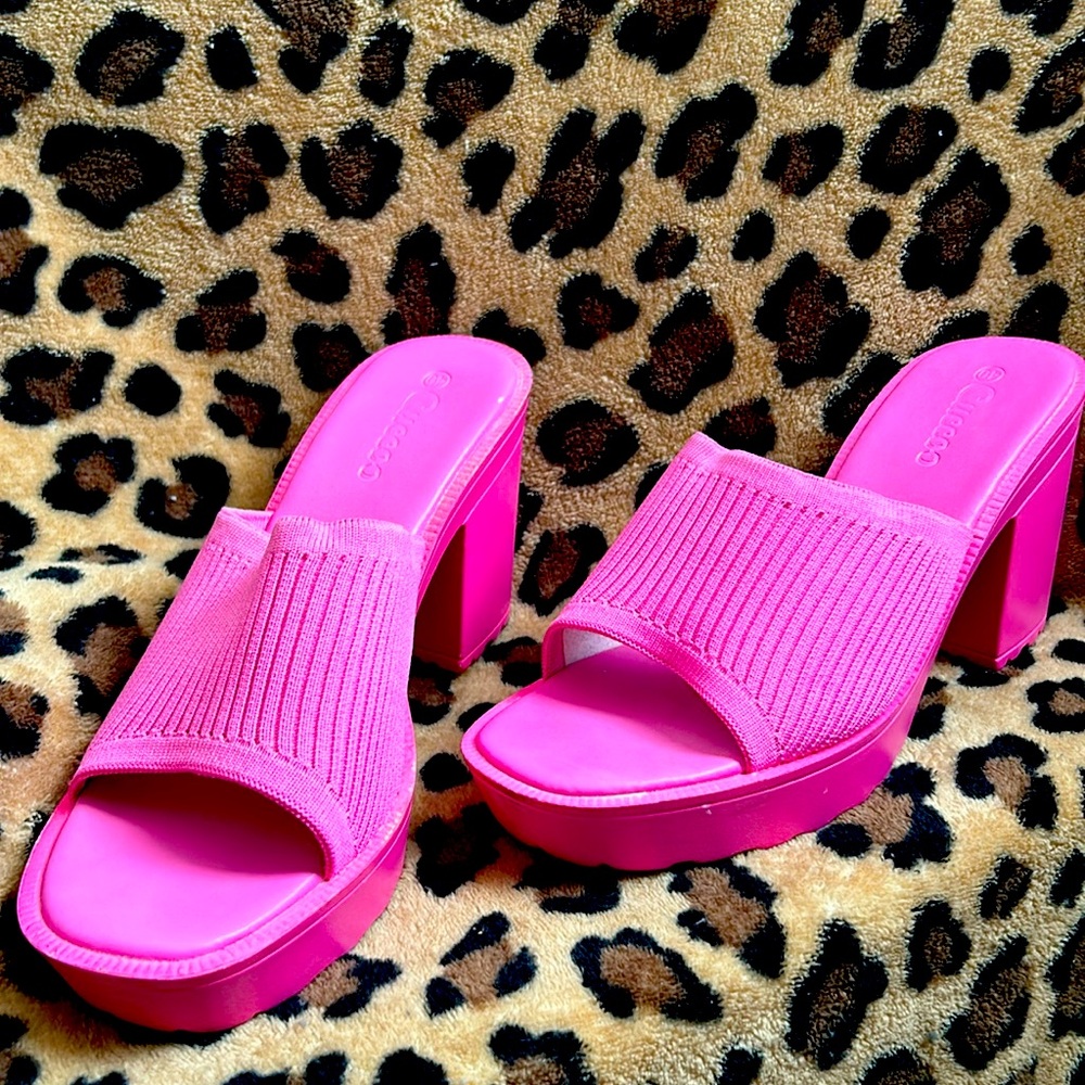 Open toed PINK chunk heels